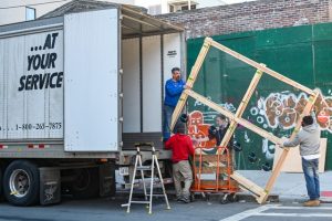 The Benefits of Using Movers Who Offer packing Services